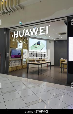 Moskau, Russland - 2. September 2024: Außenansicht des Huawei-Geschäfts in einem Einkaufszentrum mit markantem Schild und attraktivem Innendesign. Huawei ist Stockfoto