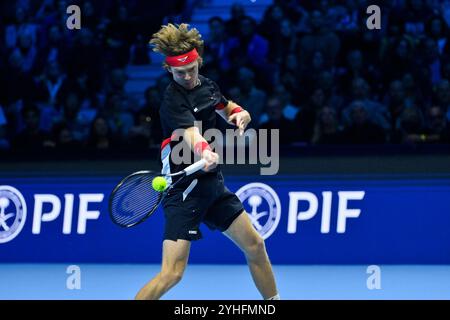 Turin, Italien - 11. November: Andrey Rublev im Kampf gegen Alexander Zverev aus Deutschland während des Nitto ATP Finalspiels der Männer bei den Nitto ATP Finals in der Inalpi Arena in Turin, Italien. Quelle: Best Images/Alamy Live News Stockfoto