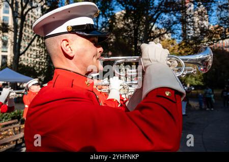New York City, NY, USA. November 2024. Die jährliche Veterans Day Parade versammelte amerikanische Veteranen, ausländische Veteranen und ihre Anhänger, um die Fifth Avenue hinaufzumarschieren. Ein Marinekorps-Trompeter vor Beginn der Parade. Quelle: Ed Lefkowicz/Alamy Live News Stockfoto
