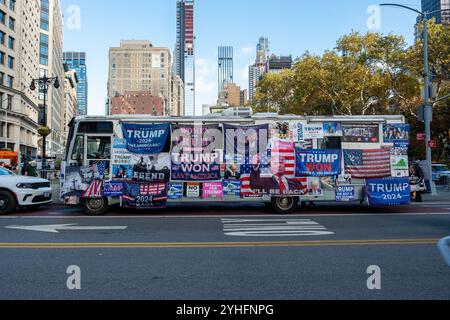 New York City, NY, USA. November 2024. Die jährliche Veterans Day Parade versammelte amerikanische Veteranen, ausländische Veteranen und ihre Anhänger, um die Fifth Avenue hinaufzumarschieren. Ein mit Trump-Schildern bedecktes Freizeitfahrzeug, das vor Beginn der Parade auf der 23rd Street geparkt wurde. Quelle: Ed Lefkowicz/Alamy Live News Stockfoto