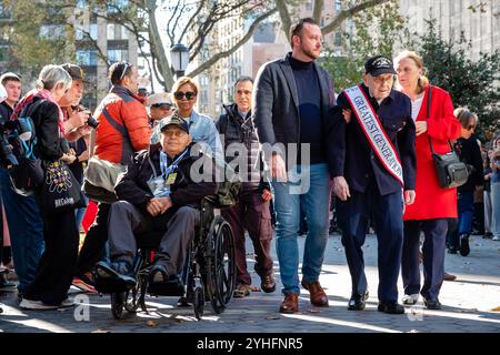 New York City, NY, USA. November 2024. Die jährliche Veterans Day Parade versammelte amerikanische Veteranen, ausländische Veteranen und ihre Anhänger, um die Fifth Avenue hinaufzumarschieren. Der Kriegsveteran Arthur Grabner, 99, saß im Rollstuhl und Walter Rybarczik, ein 103-jähriger Kriegsveteran, der bei der Kranzzeremonie als Staff Sergeant im Army Air Corps diente. Quelle: Ed Lefkowicz/Alamy Live News Stockfoto