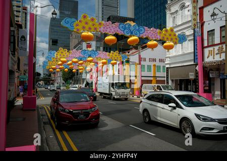 Ein Blick bei Tageslicht auf die South Bridge Road in Chinatown Singapur mit Laternen und Dekorationen, die von den Laternenpfosten auf der anderen Straßenseite hängen Stockfoto