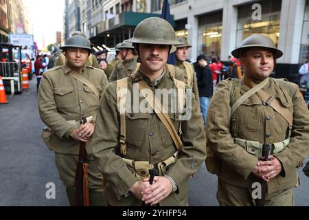 Ein historischer Reenactor, der als Soldaten aus dem Ersten Weltkrieg gekleidet ist, posiert für Fotos während der Veterans Day Parade auf der Fifth Avenue in New York am 11. November 2024. (Foto: Gordon Donovan) Stockfoto