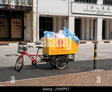 CO2-freundliche Abfallsammlung mit einem Dreirad mit Abfallsack-Auffangbehälter aus öffentlichen Abfallbehältern von CTM in Singapur Asien Stockfoto