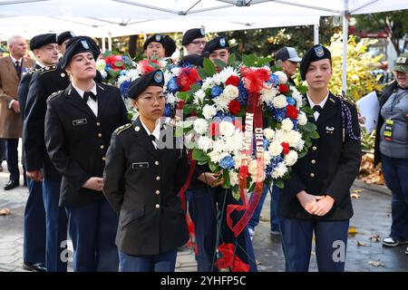 Kränze zu Ehren von Veteranen werden am 11. November 2024 im Madison Square Park in New York City ausgestellt. (Foto: Gordon Donovan) Stockfoto