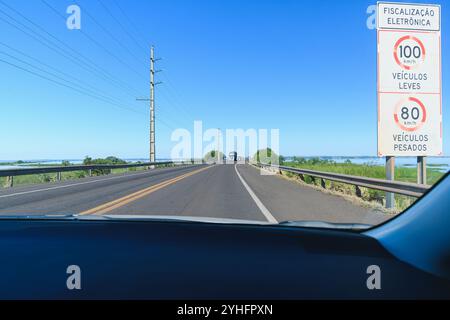 Fahren Sie mit dem Auto auf der Helio Serejo Brücke, über den Fluss Parana, auf der BR-267 Autobahn. Brücke, die die bundesstaaten Mato Grosso do Sul und São trennt Stockfoto