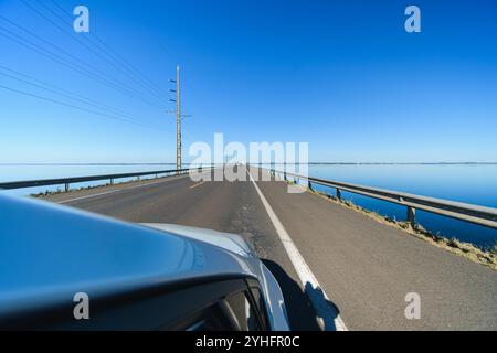 Fahren Sie mit dem Auto auf der Helio Serejo Brücke, über den Fluss Parana, auf der BR-267 Autobahn. Brücke, die die bundesstaaten Mato Grosso do Sul und São trennt Stockfoto