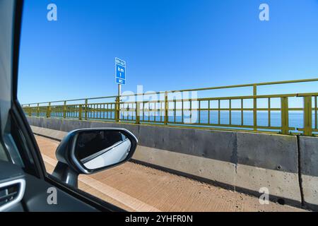 Fahren Sie mit dem Auto auf der Helio Serejo Brücke, über den Fluss Parana, auf der BR-267 Autobahn. Brücke, die die bundesstaaten Mato Grosso do Sul und São trennt Stockfoto