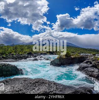 Petrohue Falls und der Vulkan Osorno bei Puerto Varas im chilenischen Bezirk Lke in Patagonien Südamerika Stockfoto