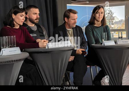 Neues Tatort-Team für Frankfurt am Main. Von links nach rechts: Schauspielerin Melika Foroutan mit dem Schauspielkollegen Edin Hasanovic, HR-Redakteur Jörg Himstedt und HR-Redakteurin Erin Högerle. Das Frankfurter Tatort-Team um Margarita Broich Anna Janneke und Wolfram Koch Paul Brix, die einen spektakulären Serientod starben, wird abgelöst von Melika Foroutan Rollenname Maryam Azadi und Edin Hasanovic Rollenname Hamza Kulina. Das neue Team sowie Mitarbeiterinnen und Mitarbeiter wurden auf einer Pressekonferenz vorgestellt. Frankfurt Hessen Deutschland *** New Tatort Team für Frankfurt am Mai Stockfoto