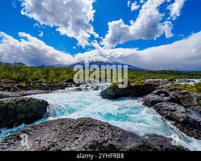 Petrohue Falls und der Vulkan Osorno bei Puerto Varas im chilenischen Bezirk Lke in Patagonien Südamerika Stockfoto