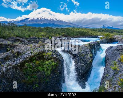 Petrohue Falls und der Vulkan Osorno bei Puerto Varas im chilenischen Bezirk Lke in Patagonien Südamerika Stockfoto