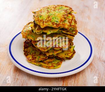 Zucchini-Krapfen auf dem Teller Stockfoto