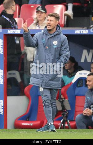 London, Großbritannien. November 2024. Manchester City Women Assistant Coach Chad Gribble während des Women's Super League Spiels zwischen den Crystal Palace Women und Manchester City Women am 3. November 2024 im Selhurst Park in London. Foto von Ken Sparks. Nur redaktionelle Verwendung, Lizenz für kommerzielle Nutzung erforderlich. Keine Verwendung bei Wetten, Spielen oder Publikationen eines einzelnen Clubs/einer Liga/eines Spielers. Quelle: UK Sports Pics Ltd/Alamy Live News Stockfoto