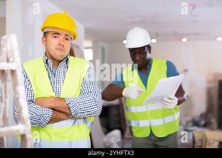 Vorarbeiter unzufrieden mit der Qualität der Reparaturarbeiten der Baumeister Nahaufnahme Stockfoto
