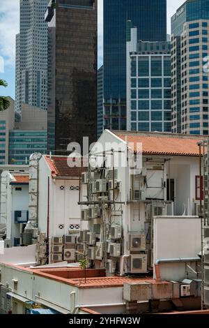 Ein Blick auf die traditionellen Singapur Chinatown Shophouses im Vordergrund mit der neuen Skyline aus Wolkenkratzern, die eine Mischung aus Moderne und Alt zeigen. Stockfoto