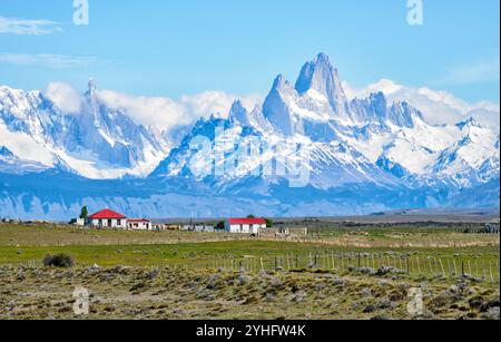 Die Fitzroy Range oberhalb von El Chalten in Südpatagonien von der Straße von El Calafate aus gesehen mit roten Estancia im Vordergrund Stockfoto