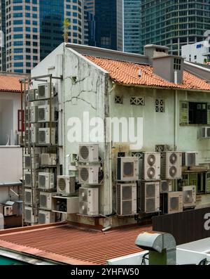 Ein Blick auf die traditionellen Singapur Chinatown Shophouses im Vordergrund mit der neuen Skyline aus Wolkenkratzern, die eine Mischung aus Moderne und Alt zeigen. Stockfoto