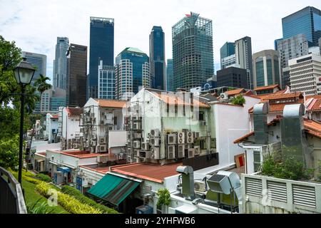 Ein Blick auf die traditionellen Singapur Chinatown Shophouses im Vordergrund mit der neuen Skyline aus Wolkenkratzern, die eine Mischung aus Moderne und Alt zeigen. Stockfoto