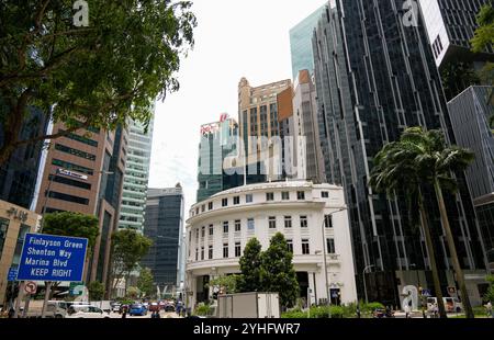 Das Quadrant ist ein Gebäude aus den 1920er Jahren im Herzen des modernen Finanzviertels von Singapur, das sich von den modernen Wolkenkratzern abhebt. Stockfoto