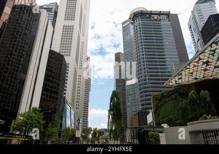 Ein Blick vom Raffles Place Park Singapur auf die hoch aufragenden Wolkenkratzer einschließlich des BNI Bürogebäudes. Stockfoto