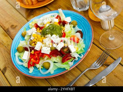 Salat mit frischem Gemüse, Käse und Pesto Stockfoto