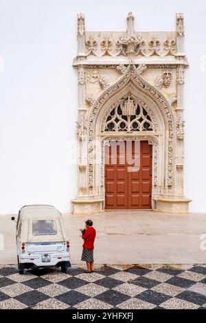 Tuklovers Tuktuk und Menschen vor der Kirche St. Johannes des Täufers, Platz der Republik, Tomar, Stadt der Templer, Bezirk Santarém, Portugal Stockfoto