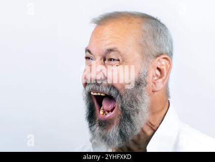 Ein Mann mit Bart schreit auf weißem Hintergrund Stockfoto