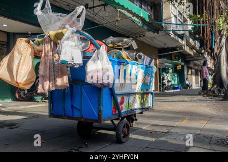 BANGKOK, THAILAND, 16. JUNI 2024, Ein Obststraßenverkäuferwagen, der allein auf einer Straße am frühen Abend steht Stockfoto