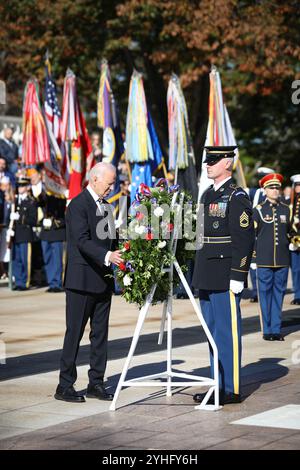 Washington, Vereinigte Staaten Von Amerika. November 2024. Washington, Vereinigte Staaten von Amerika. 11. November 2024. U. US-Präsident Joe Biden nimmt an einer Kranzniederlegung zu Ehren des Veterans Day am Grab des Unbekannten Soldaten am 11. November 2024 in Arlington, Virginia Teil. Quelle: Sgt. Samantha Cate/US Army Photo/Alamy Live News Stockfoto