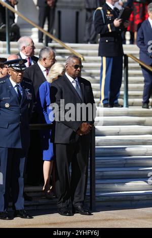 Washington, Vereinigte Staaten Von Amerika. November 2024. Washington, Vereinigte Staaten von Amerika. 11. November 2024. U. Verteidigungsminister Lloyd Austin, rechts und Vorsitzender der gemeinsamen Chiefs General C. Q Brown verließ während einer Kranzniederlegung zu Ehren des Veterans Day am Grab des Unbekannten Soldaten, Arlington National Cemetery, 11. November 2024 in Arlington, Virginia. Quelle: Sgt. Samantha Cate/US Army Photo/Alamy Live News Stockfoto