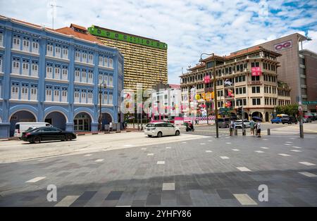 Blick auf Chinatown Singapur von der Upper Cross Street oder der EU Tong Sen Street Kreuzung mit farbenfrohen historischen Gebäuden und einem Park-Komplex. Stockfoto