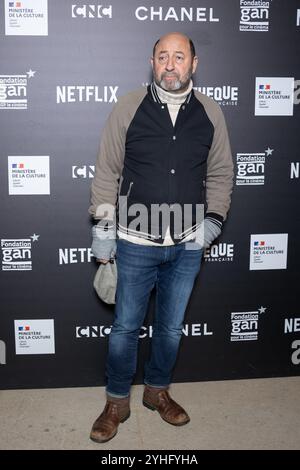 Paris, Frankreich. November 2024. KAD Merad nimmt an der Pariser Filmpremiere von Claude Lelouch Teil, um seine Retrospektive am 11. November 2024 in Paris zu eröffnen. Foto: Nasser Berzane/ABACAPRESS. COM Credit: Abaca Press/Alamy Live News Stockfoto