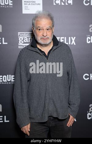 Paris, Frankreich. November 2024. Raphael Mezrahi nimmt an der Pariser Filmpremiere von Claude Lelouch Teil, um seine Retrospektive am 11. November 2024 in Paris zu eröffnen. Foto: Nasser Berzane/ABACAPRESS. COM Credit: Abaca Press/Alamy Live News Stockfoto
