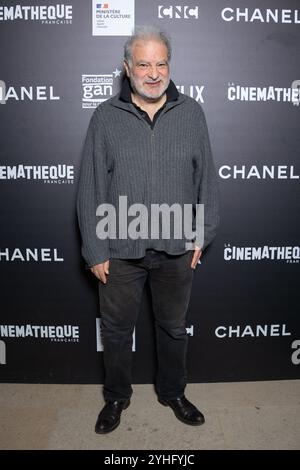 Paris, Frankreich. November 2024. Raphael Mezrahi nimmt an der Pariser Filmpremiere von Claude Lelouch Teil, um seine Retrospektive am 11. November 2024 in Paris zu eröffnen. Foto: Nasser Berzane/ABACAPRESS. COM Credit: Abaca Press/Alamy Live News Stockfoto