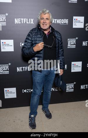Paris, Frankreich. November 2024. Michel Boujenah nimmt an der Pariser Filmpremiere von Claude Lelouch Teil, um seine Retrospektive am 11. November 2024 in der Cinematheque francaise in Paris zu eröffnen. Foto: Nasser Berzane/ABACAPRESS. COM Credit: Abaca Press/Alamy Live News Stockfoto