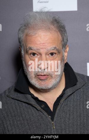 Paris, Frankreich. November 2024. Raphael Mezrahi nimmt an der Pariser Filmpremiere von Claude Lelouch Teil, um seine Retrospektive am 11. November 2024 in Paris zu eröffnen. Foto: Nasser Berzane/ABACAPRESS. COM Credit: Abaca Press/Alamy Live News Stockfoto