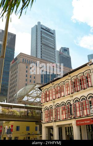 Ein Blick auf das Einkaufszentrum im Stil des 22 Cross Street Shophouse, das im Kontrast zu den modernen Wolkenkratzern dahinter steht. Einschließlich Singtel und Great Eastern. Stockfoto