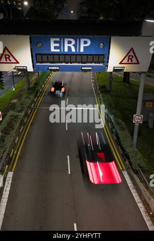 Portale ERP-Verkehrsmanagementsystem für Straßenverkehrsbesteuerung in Singapur Asien. Mit Autos, die von oben geschossen werden. Stockfoto
