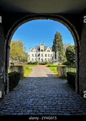 Blick durch einen Steinbogen zu einem alten Herrenhaus, Deutschland, Nordrhein-Westfalen, Niederrhein Stockfoto