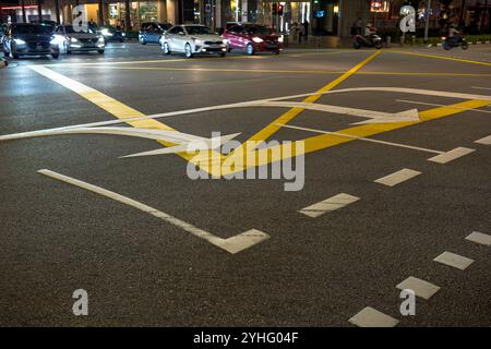 Gelbe Straßenmarkierungen an der Kreuzung in Singapur Asia Chinatown. Stockfoto