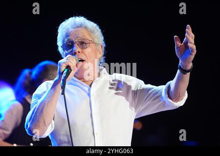 Aktenfoto vom 24. April 03/24 von Roger Daltrey, auf der Bühne während „Ovation“ einer 24-jährigen Feier für den Teenage Cancer Trust, in der Royal Albert Hall, London. Herr Daltrey sagte, er singt besser als ich seit Jahren und besteht darauf, dass seine Band noch nicht fertig ist. Der 80-Jährige erzählte der Nachrichtenagentur PA, dass er nächstes Jahr auf eine Solo-Tour gehe, als ob er nicht weiter singen würde, dass seine Stimme „verschwinden“ und „die Musik erkunden“ werde, indem er vertraute Songs auf neue Weise annäherte. Ausgabedatum: Montag, 11. November 2024. Stockfoto