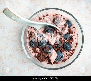 Blended Strawberry Overnight Oats mit Heidelbeeren und dunkler Schokolade Stockfoto