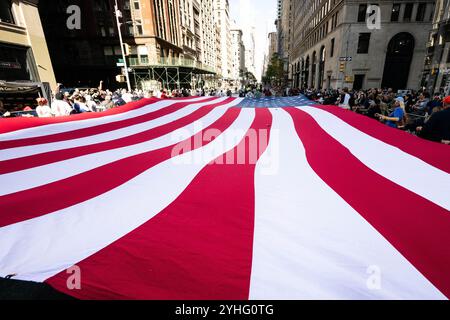 New York City, Usa. November 2024. Eine riesige amerikanische Flagge, die bei der New York City Veterans Day Parade auf der Fifth Avenue in New York City zu sehen ist. Quelle: SOPA Images Limited/Alamy Live News Stockfoto