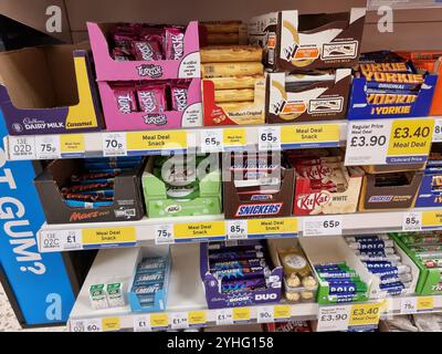 Schokoladenregal im britischen Supermarkt: Speisenangebot Snack (auch Minzbonbons) Stockfoto