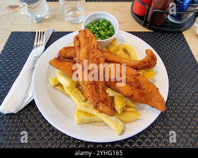 Fisch und Chips mit grünen Erbsen Stockfoto