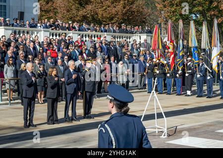 Washington, Vereinigte Staaten Von Amerika. November 2024. Washington, Vereinigte Staaten von Amerika. 11. November 2024. U. US-Präsident Joe Biden, links, steht für die Nationalhymne während einer Kranzniederlegung zu Ehren des Veterans Day am Grab des Unbekannten Soldaten auf dem Arlington National Cemetery, 11. November 2024 in Arlington, Virginia. Von links: Präsident Joe Biden, Vizepräsidentin Kamala Harris, Veterans Affairs Secretary Denis McDonough und Generalmajor der US-Armee Trevor Bredenkamp. Quelle: SRA Madelyn Keech/US Air Force Photo/Alamy Live News Stockfoto