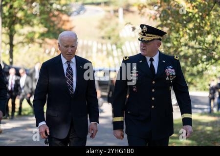 Washington, Vereinigte Staaten Von Amerika. November 2024. Washington, Vereinigte Staaten von Amerika. 11. November 2024. U. US-Präsident Joe Biden, links, geht mit Generalmajor der US-Armee Trevor J. Bredenkamp, rechts, bei der Ankunft zu einer Kranzniederlegung zu Ehren des Veterans Day, am Grab des Unbekannten Soldaten, Arlington National Cemetery, 11. November 2024 in Arlington, Virginia. Quelle: Elizabeth Fraser/US Army Photo/Alamy Live News Stockfoto