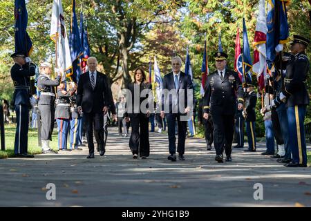 Washington, Vereinigte Staaten Von Amerika. November 2024. Washington, Vereinigte Staaten von Amerika. 11. November 2024. U. US-Präsident Joe Biden, links, geht durch einen Honor Cordon zu einer Kranzniederlegung zu Ehren des Veterans Day am Arlington National Cemetery, 11. November 2024 in Arlington, Virginia. Von links: Präsident Joe Biden, Vizepräsidentin Kamala Harris, Veterans Affairs Secretary Denis McDonough und Generalmajor der US-Armee Trevor Bredenkamp. Quelle: Elizabeth Fraser/US Army Photo/Alamy Live News Stockfoto