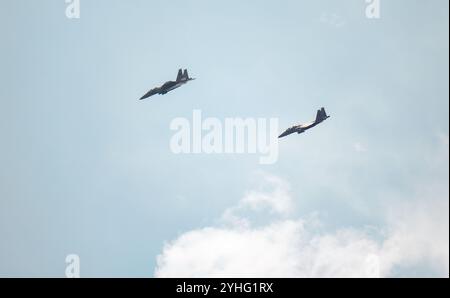 Zwei Kampfflugzeuge der Republik Singapur fliegen über die Stadt. Stockfoto